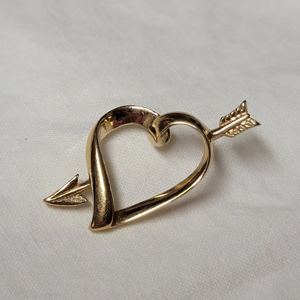 Vintage 1983 Love Struck Tac Pin Gold Tone Avon Valentine's Day Heart w/ Arrow